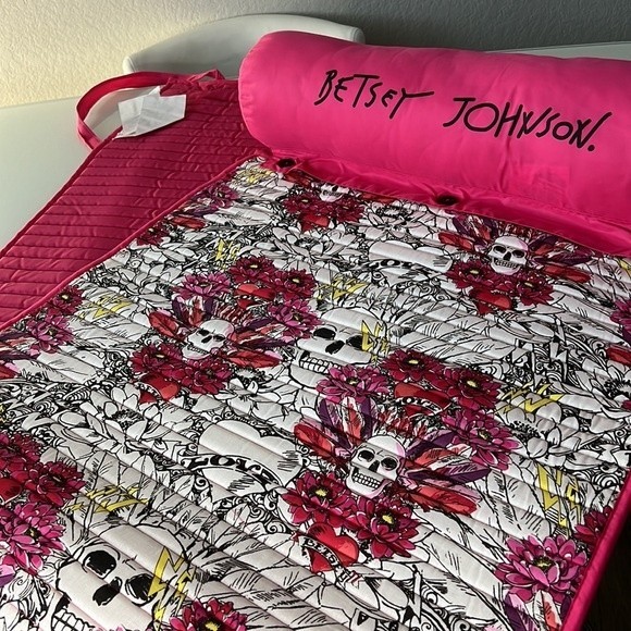Betsey Johnson Beach Mat NWT - Picture 6 of 8